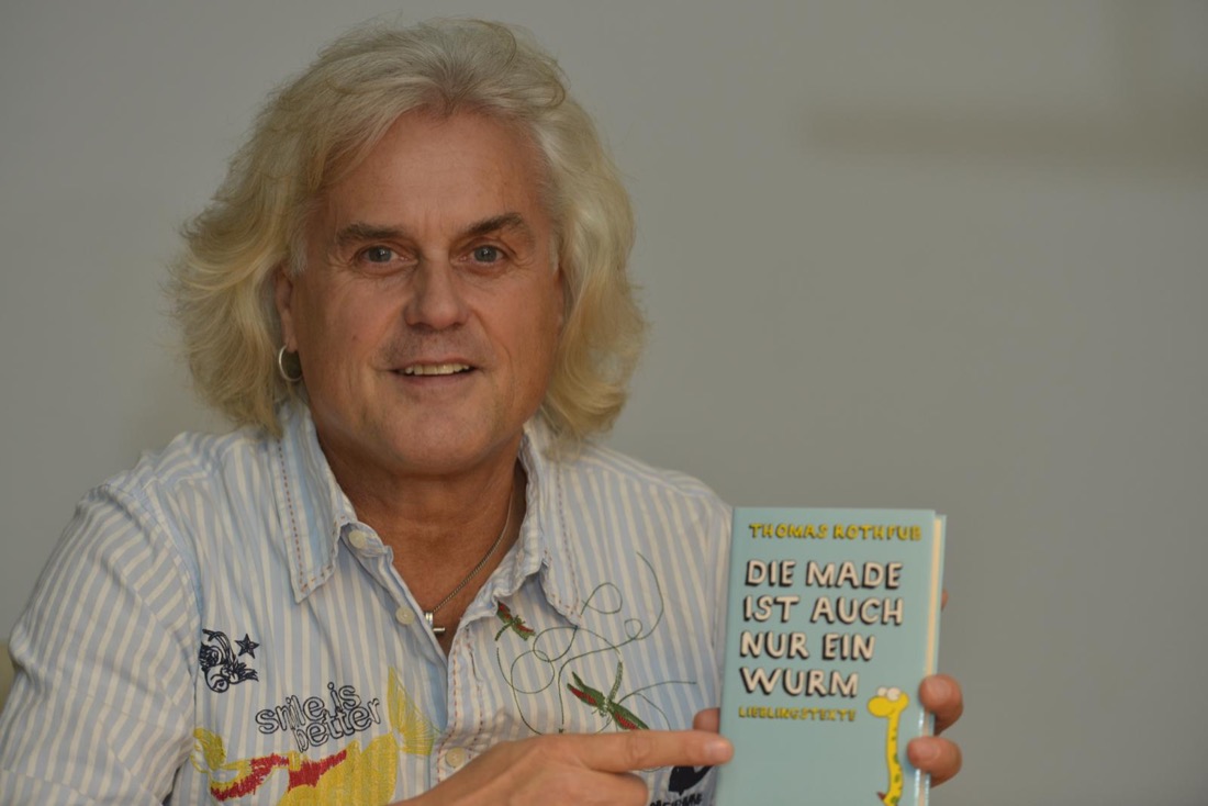 Thomas Rothfuß mit seinem Buch „Die Made ist auch nur ein Wurm“