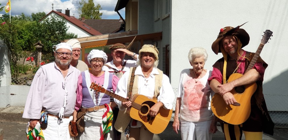 Musikalischer Besuch bei Ehrenbürgerin Lotte