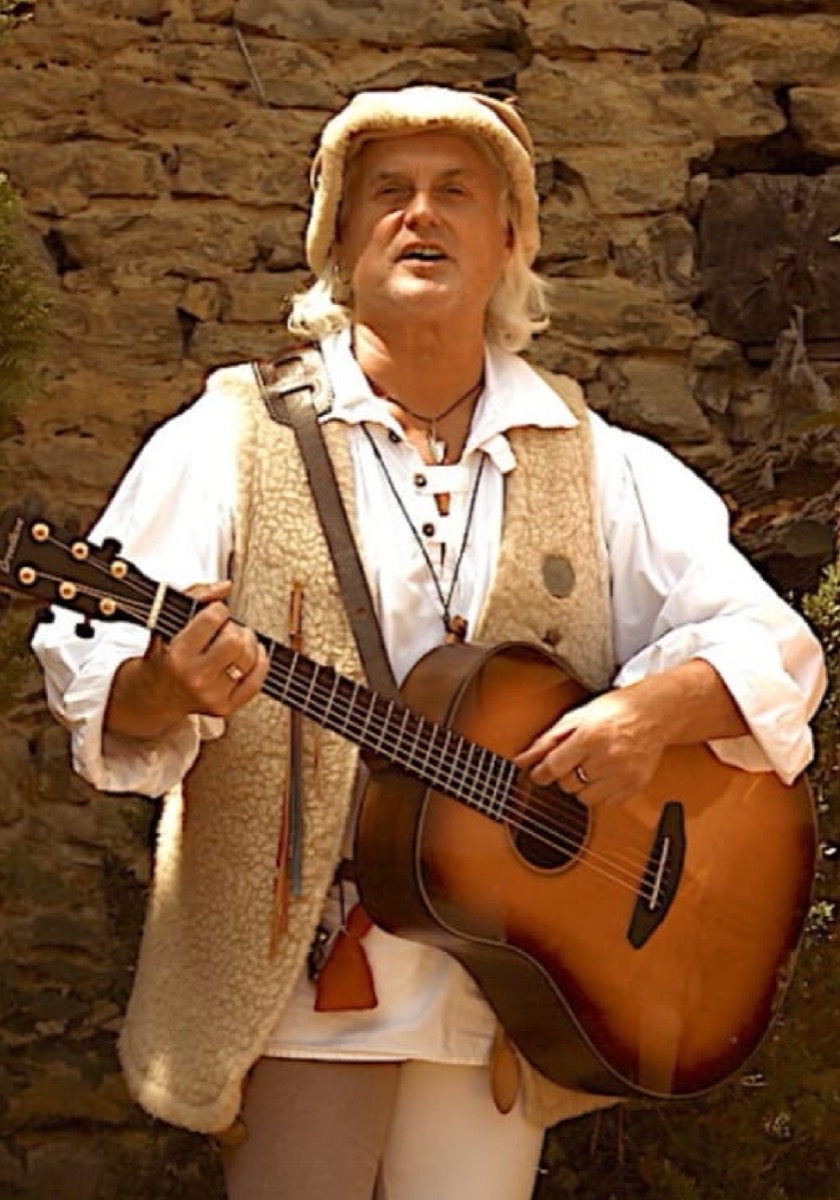 Thomas Rothfuß als Sangesbarde
